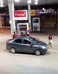 Homem dá tapa na cara de frentista após se irritar com atendimento