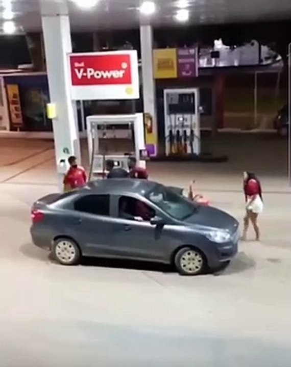 Homem dá tapa na cara de frentista após se irritar com atendimento