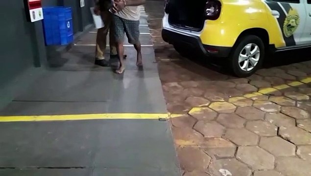 Homem é levado até a 15ª SDP após acertar o amigo com um facão