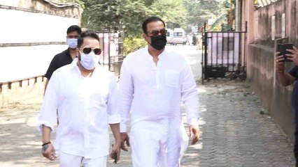 Bappi Lahiri last rite: Mika ने रोते रोते दी Bappi Da को अंतिम विदाई; Video | FilmiBeat