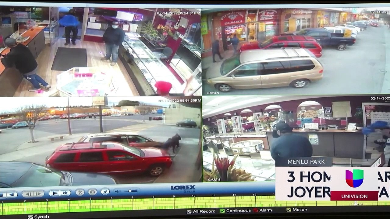 Tres personas altamente armadas roban joyería.