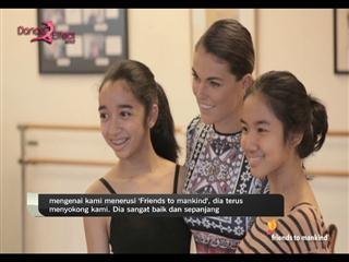 Serinda Swan menyokong usaha dua gadis tempatan