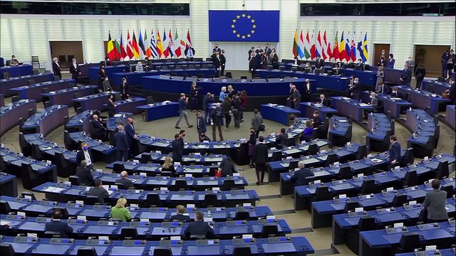 Ucraina, arriva il sostegno europeo mentre Zelensky galvanizza le truppe a Mariupol