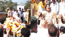 Bappi Lahiri Funeral: बप्पी दा का पार्थिव शरीर चिता पर रखा गया, रोता बिलखता परिवार | FilmiBeat