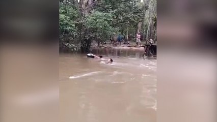 Jembatan Putus, Warga Terpaksa Berenang Arungi Sungai dengan Kedalaman 15 Meter