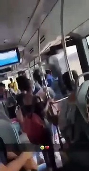 Vidéo : Des collégiens ouvrent la porte arrière d'un bus