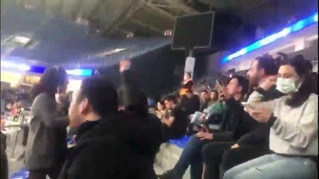 Anadolu Efes – Pınar Karşıyaka maçında direnen Migros işçilerine destek: İstersen bıktıralım Özilhanı inadınla