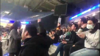 Anadolu Efes – Pınar Karşıyaka maçında direnen Migros işçilerine destek: İstersen bıktıralım Özilhanı inadınla