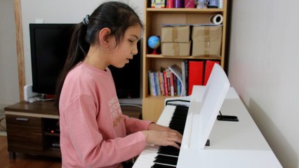 Merasim Sokak'taki terör saldırısında gözlerini kaybeden Buse hayata müzikle tutunuyor