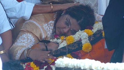 Bappi Lahiri पार्थिव शरीर से लिपटकर रोतीं Daughter FULL VIDEO, बेटी को चुप कराना मुश्किल | Boldsky