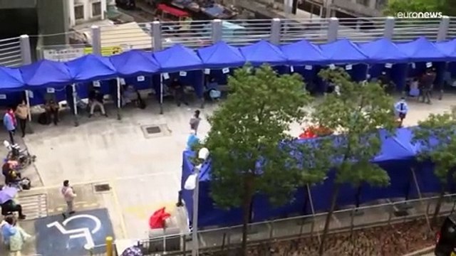 Pacientes hospitalizados en la calle por un nuevo brote de COVID-19 en Hong Kong
