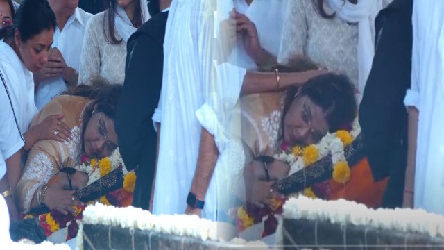 Bappi Lahiri Funeral: बेटी Reema पापा की चिता से लिपटी रही, Full Cremation video | FilmiBeat