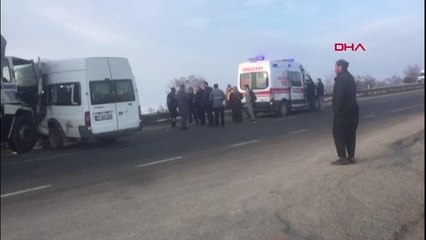 KIRIKKALE'DE ÖĞRENCİ SERVİSİ İLE KAMYON ÇARPIŞTI: 7 ÇOCUK YARALI