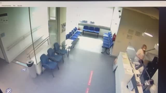 Un coche se empotra en un centro médico de Madrid