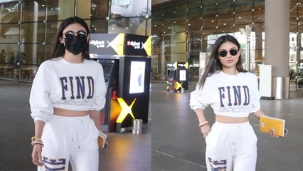 Newlywed Mouni Roy  Airport पर शाखा पोला पहने और सिंदूर लगाए हुईं स्पॉट, Viral Video | FilmiBeat