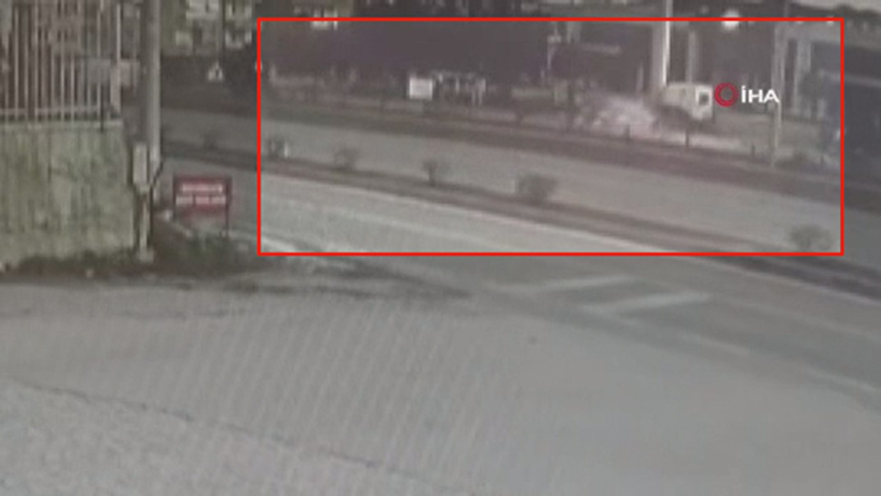 Otomobille makas atan gençler kaza anlarını böyle kaydetti...