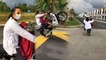 Seram tengok bapa enjoy buat aksi wheelie bawa anak perempuan, netizen seru PDRM buat kerja