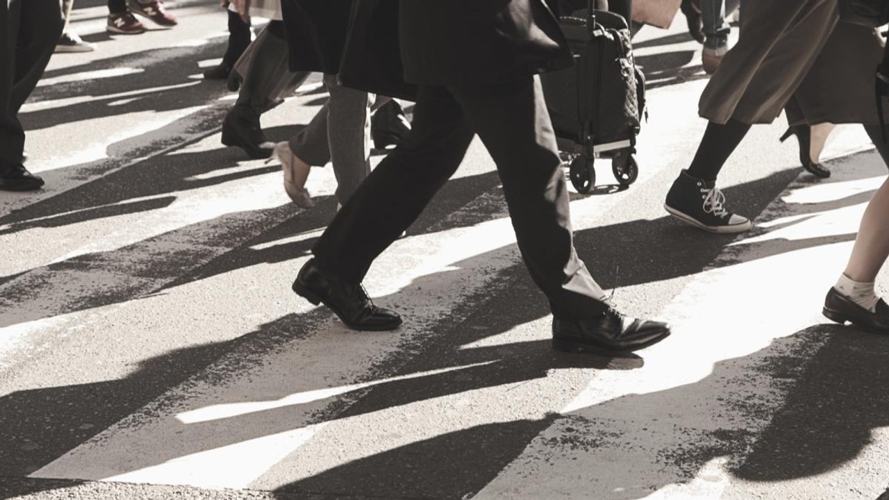 Son dakika haber... TAKLA ATAN OTOMOBİL, BAHÇE DUVARINI YIKIP RÖMORKA ÇARPTI; KAZA ANI KAMERADA