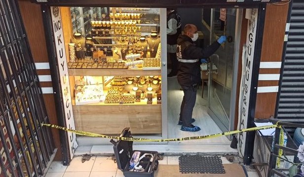 Kuyumcuyu soymak istediler, imitasyon altınları alıp kaçtılar