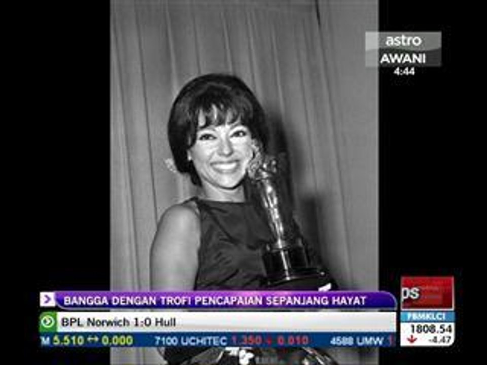 Bangga dengan trofi pencapaian sepanjang hayat