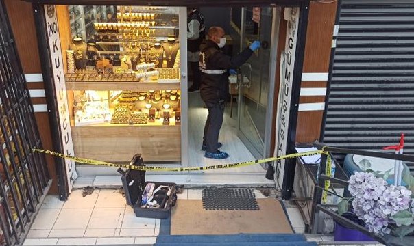 Kuyumcuyu soymak istediler, imitasyon altınları alıp kaçtılar: Hırsızlık anı kamerada
