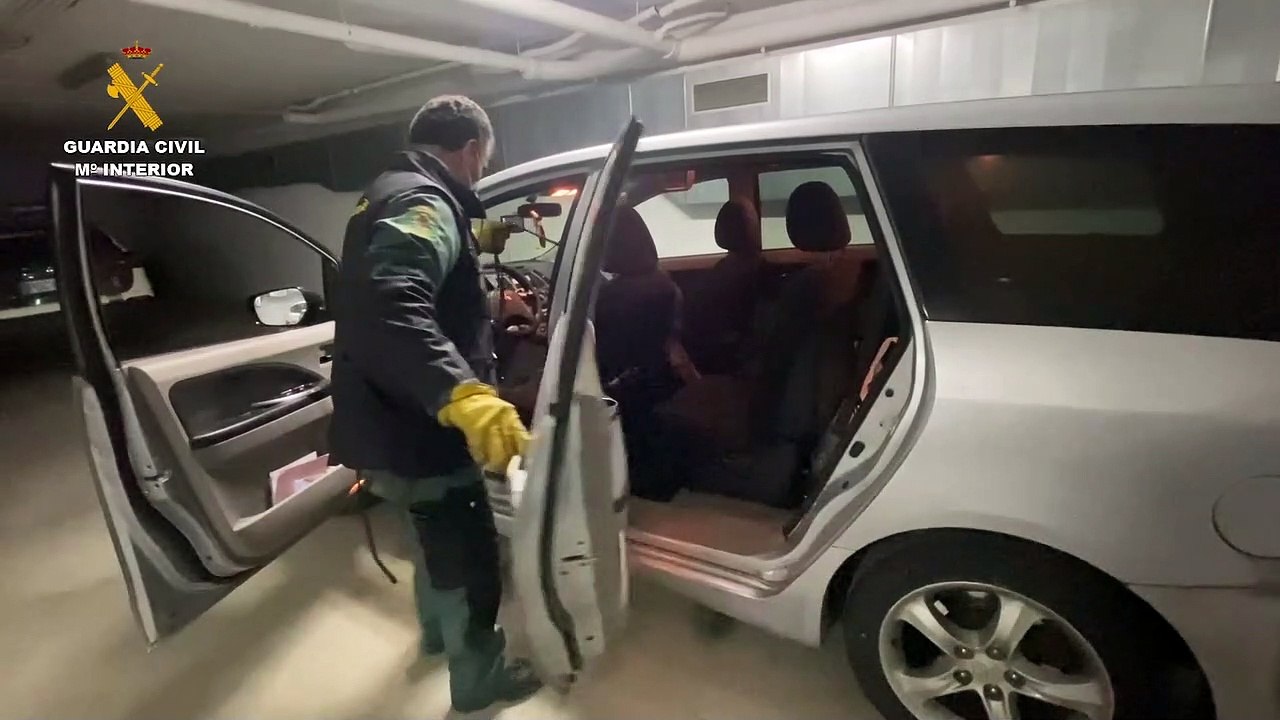 Detenido después de que el perro de la Guardia Civil detectara dos fardos de hachís en su coche