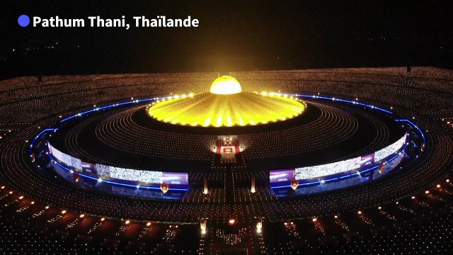 Une secte bouddhiste thaïlandaise allume un million de lanternes terrestres le jour de Magha Puja