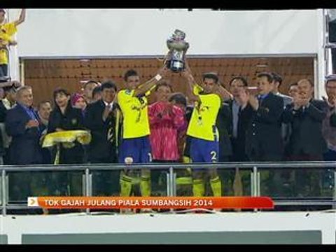 Tok Gajah julang Piala Sumbangsih 2014