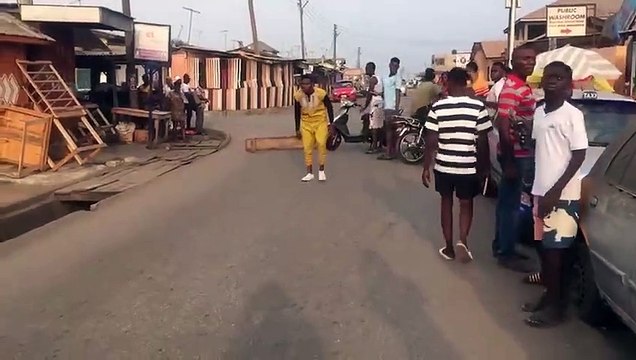Il se prend pour un cascadeur et tente de sauter au dessus d'une voiture en marche