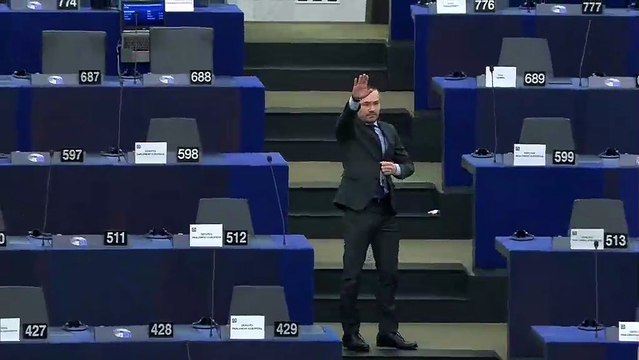 Avrupa Parlamentosu'nda Nazi selamı verdi, ortalık karıştı!
