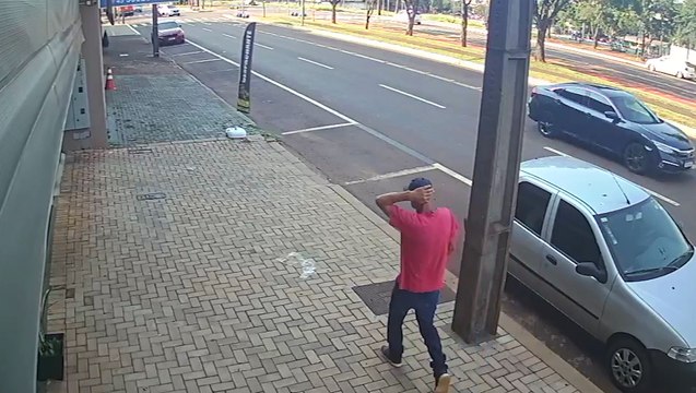 Câmera registra momento em que moto e Creta se envolvem em colisão na Avenida Barão do Rio Branco