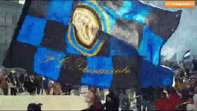 Inter campione d'Italia, la festa dei tifosi in piazza Duomo