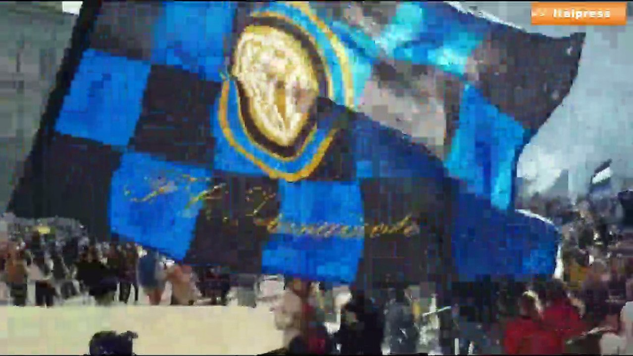 Inter campione d'Italia, la festa dei tifosi in piazza Duomo