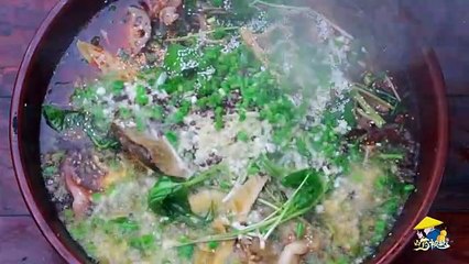 Making a bamboo shoots spicy hotpot - Làm nồi lẩu măng cay