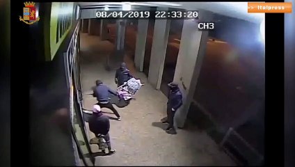 Furti con la tecnica delle spaccate, 5 arresti