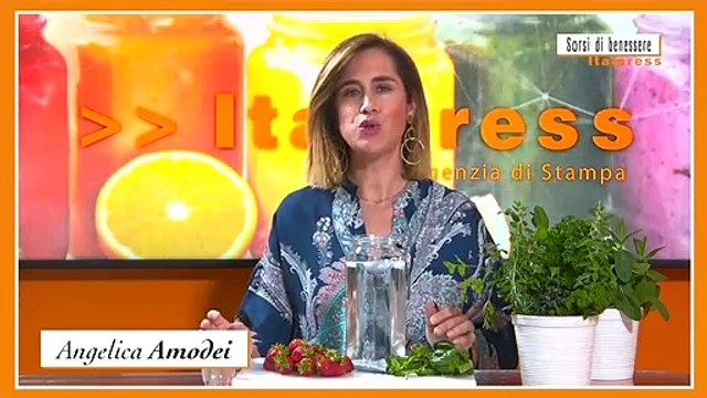 Sorsi di Benessere - Depurarsi con acqua, fragole, basilico e succo d’aloe