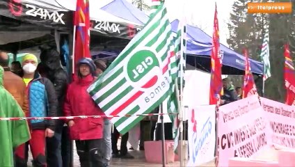 Скачать видео: I lavoratori della Ideal Standard manifestano al Giro d'Italia