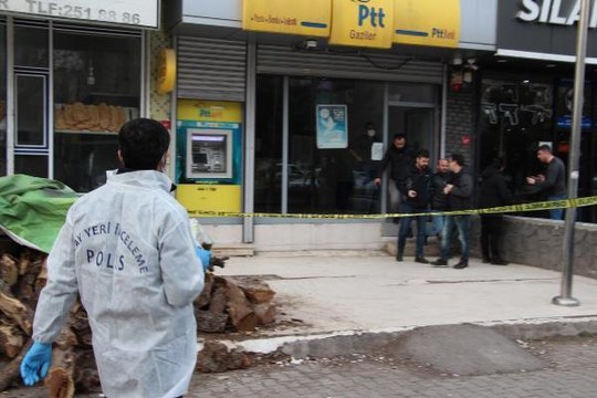 PTT ŞUBESİNDE SİLAHLI SOYGUN; OLAY ANI KAMERADA