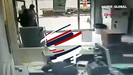 Tải video: Diyarbakır'da PTT şubesinde yaşanan silahlı soygun saniye saniye kamerada!