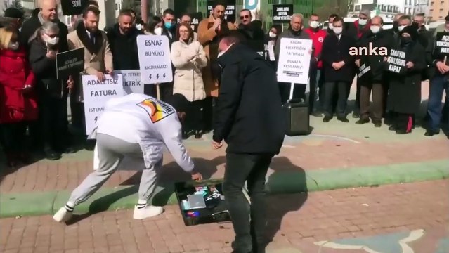 Elektrik ve doğalgaza gelen zamlara hesap makinesi ve cep telefonu yakarak tepki gösterdiler