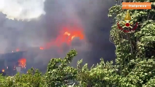 In fiamme nel Messinese deposito di rifiuti plastici