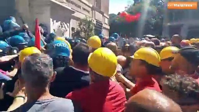 Genova, scontri tra lavoratori ex Ilva e forze dell’ordine
