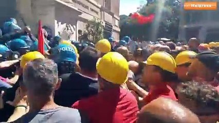 Genova, scontri tra lavoratori ex Ilva e forze dell’ordine