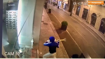 Martellate contro una vetrina, furto da 7 mila euro a Palermo