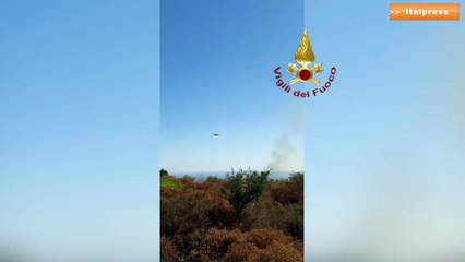 Puglia, incendio a Ostuni. Canadair in azione