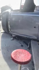 BEYLİKDÜZÜ'NDE OTOMOBİLİN ÇARPTIĞI CİP YAN YATTI; 4 KİŞİ YARALANDI