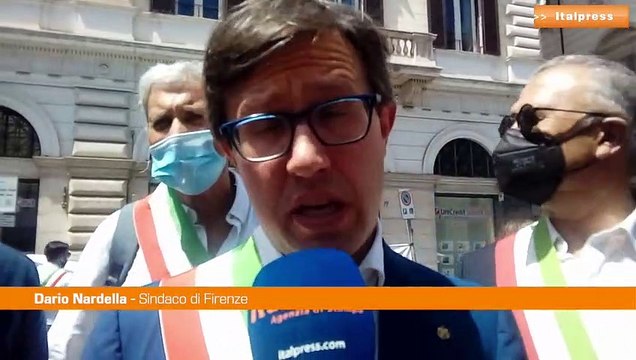 Sindaci in piazza per chiedere più tutele e dignità