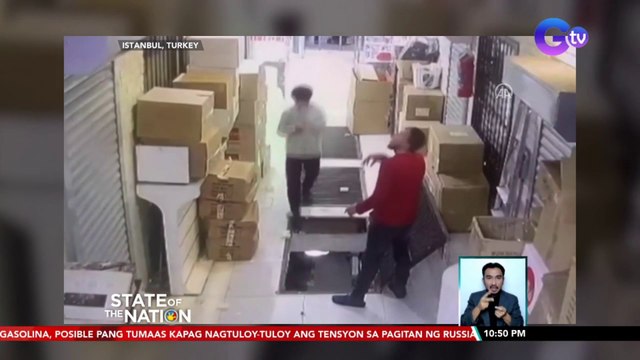Lalaking busy sa cellphone, nahulog sa butas pero maswerteng bumagsak sa mga patong-patong na kahon | SONA