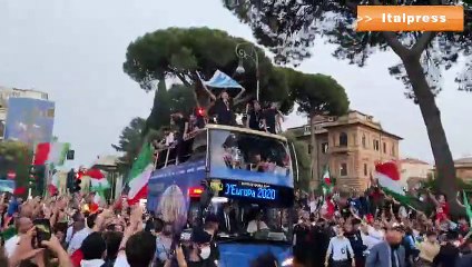 Festa azzurra sul pullman scoperto