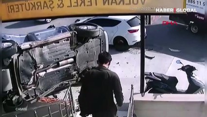 Beylikdüzü'nde otomobilin çarptığı cip, yan yattı! Olay anı kamerada